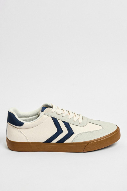 Tenis casuales blancos con contrastes azules localizados