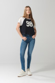 Jean push up azul claro con pretina sencilla y tiro alto