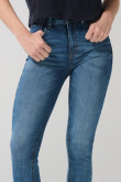 Jean push up azul claro con pretina sencilla y tiro alto