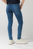 Jean push up azul claro con pretina sencilla y tiro alto