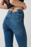 Jean push up azul claro con pretina sencilla y tiro alto