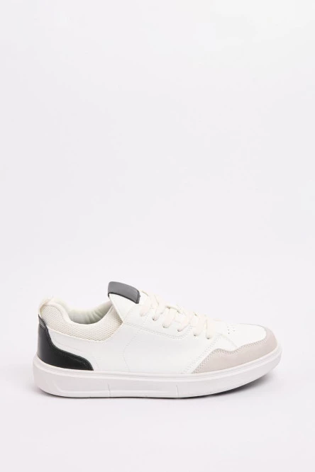 Tenis urbanos, blanco y kaki con suela plana.