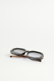 Gafas de sol, marco geométrico negro con laterales en contraste.