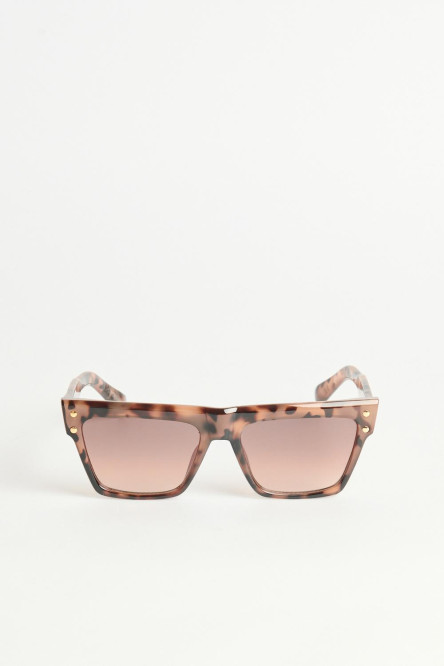 Gafas de sol, con marco clásico en color café y marrón con efecto carey.