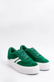 Tenis verdes de plataforma con contrastes blancos