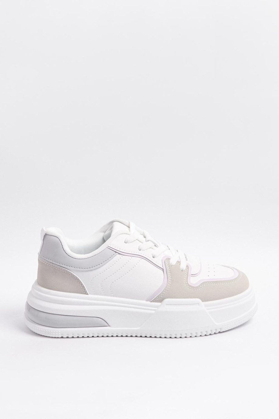Tenis blancos casuales con contrastes y suelas planas altas