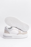 Tenis blancos casuales con contrastes y suelas planas altas