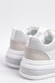 Tenis blancos casuales con contrastes y suelas planas altas