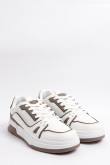 Tenis casuales unicolores con suelas planas y contrastes