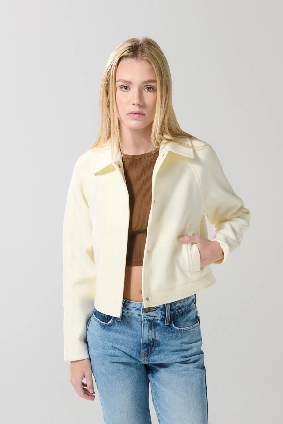 Cazadora crema con cuello trucker y bolsillos