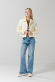 Cazadora crema con cuello trucker y bolsillos