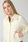 Cazadora crema con cuello trucker y bolsillos