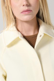 Cazadora crema con cuello trucker y bolsillos