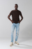 Jean tiro bajo slim azul claro con rotos y bolsillos