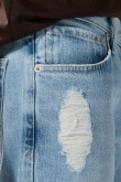 Jean tiro bajo slim azul claro con rotos y bolsillos