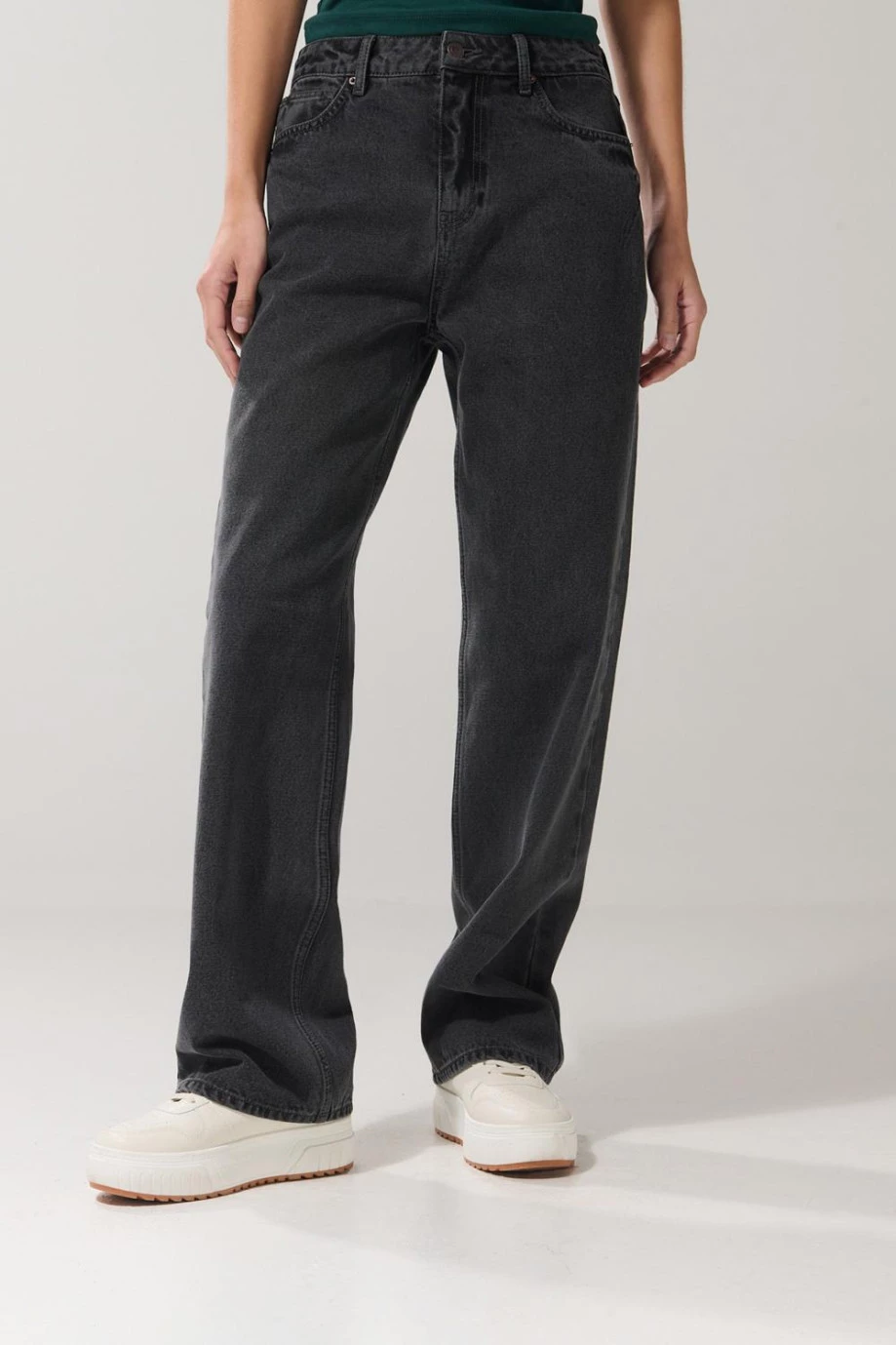 Jean bota recta 90´S gris oscuro con tiro alto