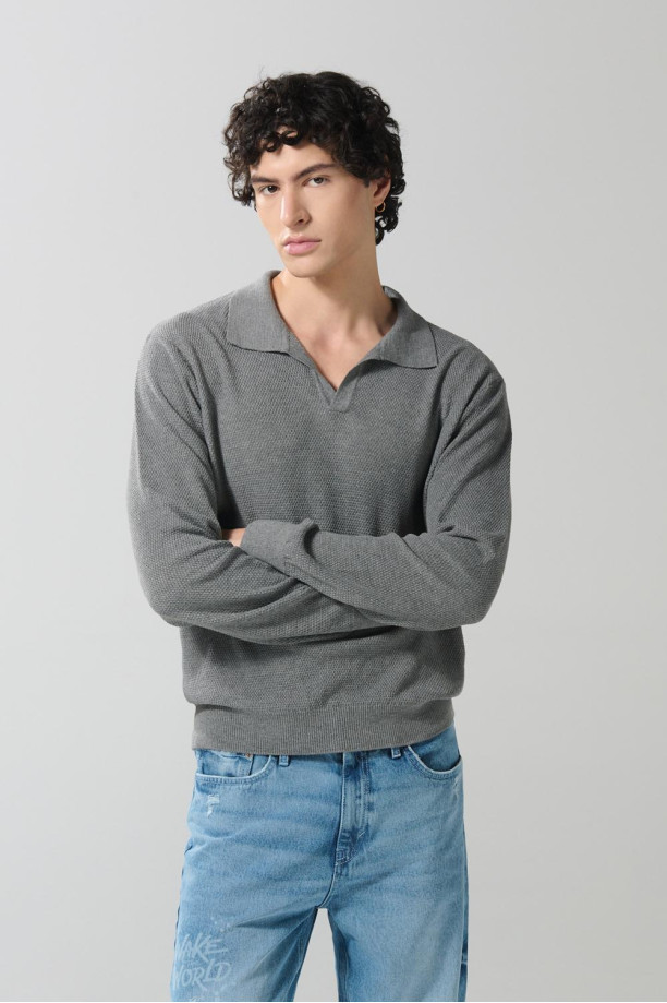 Suéter tejido unicolor con cuello polo y pechera abierta