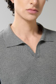 Suéter tejido unicolor con cuello polo y pechera abierta