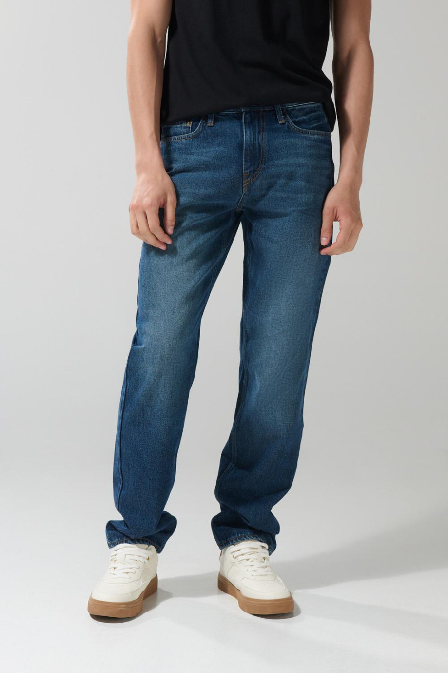 Jean 90´S azul oscuro con bota recta, tiro bajo y bolsillos