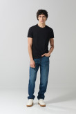 Jean 90´S azul oscuro con bota recta, tiro bajo y bolsillos