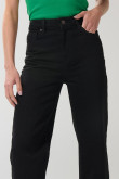 Jean 90´S negro con bolsillos, bota recta y tiro alto