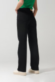 Jean 90´S negro con bolsillos, bota recta y tiro alto