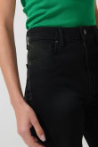 Jean 90´S negro con bolsillos, bota recta y tiro alto