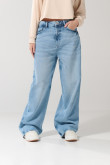 Jean azul claro baggy con bota ancha y tiro medio