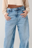 Jean azul claro baggy con bota ancha y tiro medio
