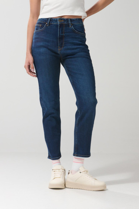 Jean azul oscuro tipo mom con bota recta y tiro súper alto