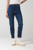 Jean azul oscuro tipo mom con bota recta y tiro súper alto