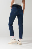 Jean azul oscuro tipo mom con bota recta y tiro súper alto
