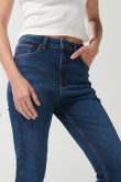 Jean azul oscuro tipo mom con bota recta y tiro súper alto