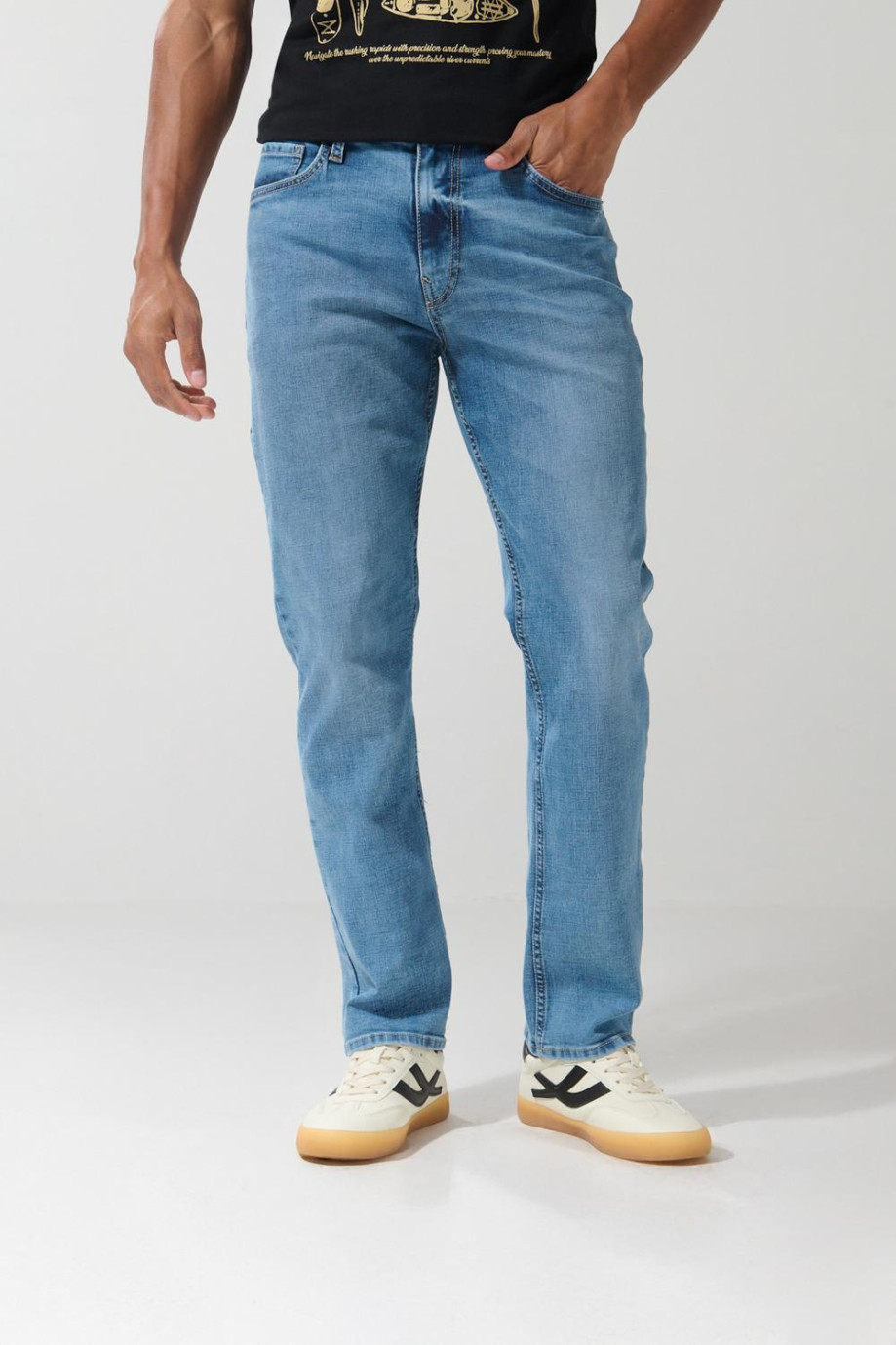 Jean straight leg bota recta azul claro azul con desgastes