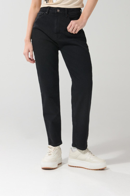 Jean mom negro con bota recta y súper tiro alto