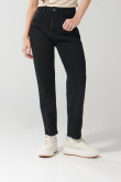 Jean mom negro con bota recta y súper tiro alto
