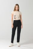 Jean mom negro con bota recta y súper tiro alto