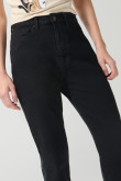 Jean mom negro con bota recta y súper tiro alto