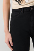 Jean mom negro con bota recta y súper tiro alto