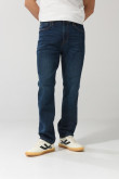 Jean azul oscuro tipo straight leg tiro bajo con bota recta