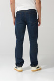 Jean azul oscuro tipo straight leg tiro bajo con bota recta