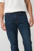 Jean azul oscuro tipo straight leg tiro bajo con bota recta