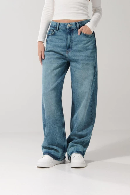 Jean baggy tiro medio azul claro con desgastes y bota ancha