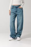 Jean baggy tiro medio azul claro con desgastes y bota ancha