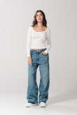 Jean baggy tiro medio azul claro con desgastes y bota ancha