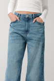 Jean baggy tiro medio azul claro con desgastes y bota ancha