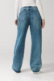 Jean baggy tiro medio azul claro con desgastes y bota ancha