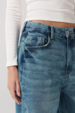 Jean baggy tiro medio azul claro con desgastes y bota ancha