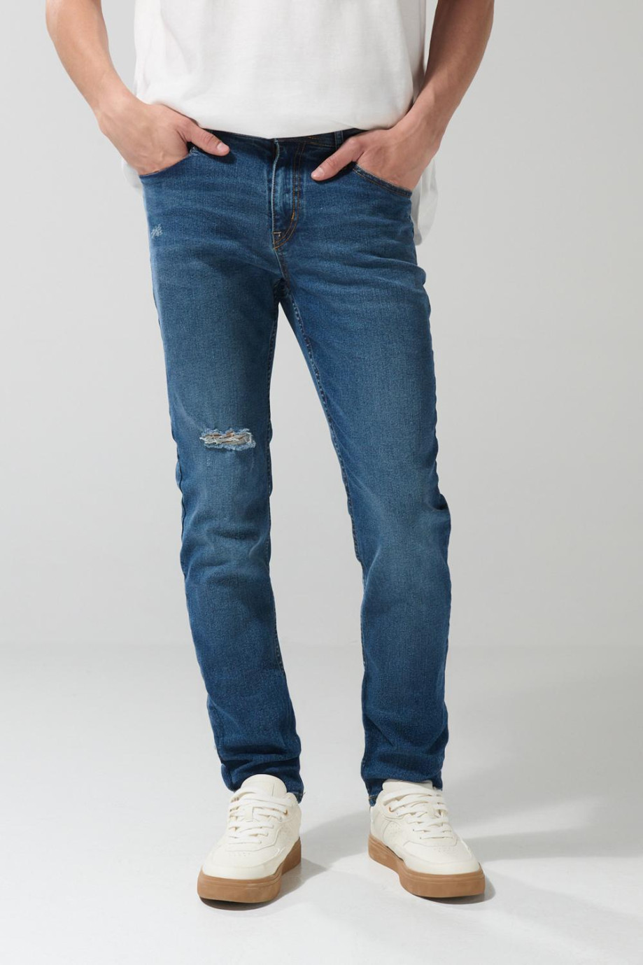 Jean slim ajustado azul oscuro con tiro bajo y rotos