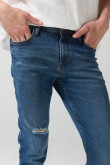 Jean slim ajustado azul oscuro con tiro bajo y rotos